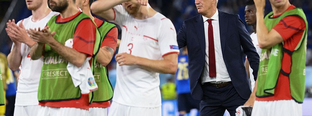 Der Schweizer Trainer Vladimir Petkovic (2.v.r) steht entt&auml;uscht inmitten der Spieler nach der Niederlage. - &copy; Jean-Christophe Bott/KEYSTONE/dpa