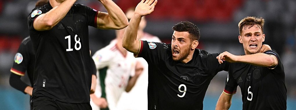 Leon Goretzka (l-r) bejubelt sein Tor zum 2:2 mit Kevin Volland und Joshua Kimmich. - © Lukas Barth/Pool EPA/dpa