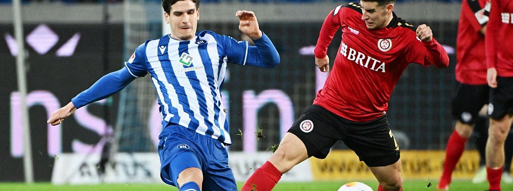 Zweikampf um den Ball: Karlsruhes Igor Matanovic (l) und Robin Heu&szlig;er vom SV Wehen Wiesbaden. - &copy; Uli Deck/dpa