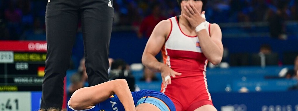 Kr&uuml;mmte sich vor Schmerz: Ringerin Annika Wendle (l.) in ihrem Bronze-Kampf. - &copy; Sina Schuldt/dpa