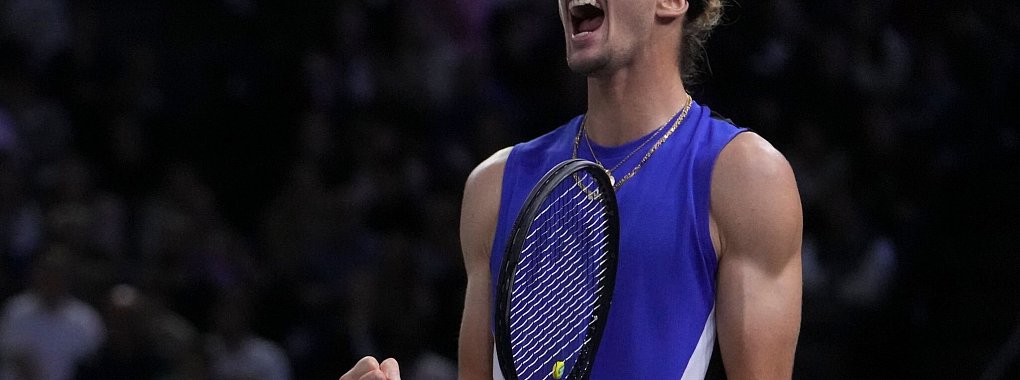 Alexander Zverev jubelt über den Finaleinzug in Paris. - © Thibault Camus/AP/dpa