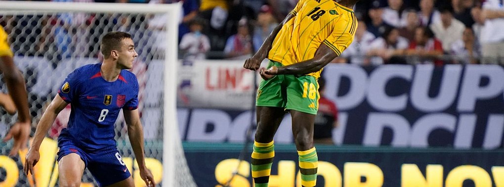 James Sands (l) wechselt auf Leihbasis zum FC St. Pauli. - © David Banks/AP/dpa
