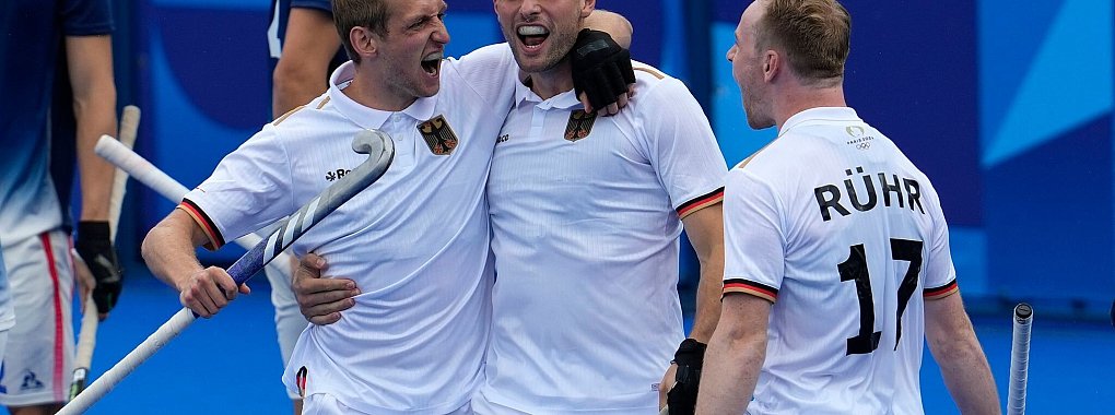 Justus Weigand (Mitte) traf schon nach 31 Sekunden. - &copy; Anjum Naveed/AP/dpa