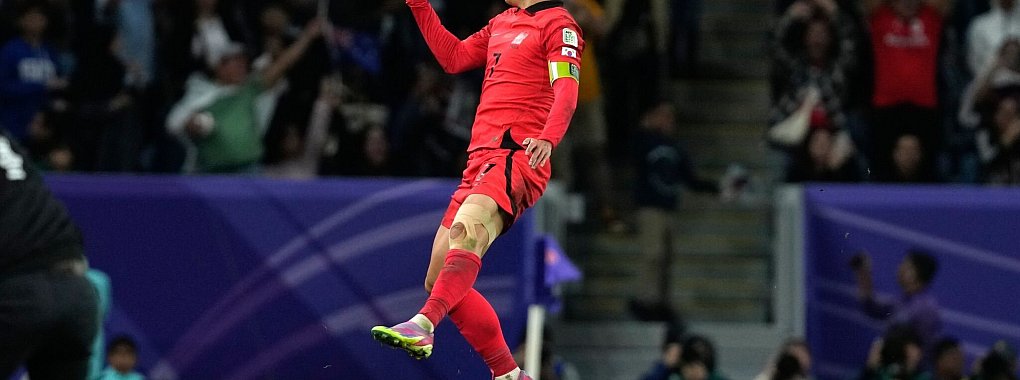 S&uuml;dkoreas Kapit&auml;n Heung-min Son jubelt &uuml;ber sein erl&ouml;sendes Tor in der Verl&auml;ngerung. - &copy; Thanassis Stavrakis/AP/dpa