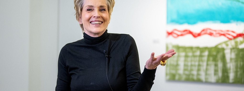 Sharon Stone malt schon seit Jahren, nun sind ihre Gem&auml;lde in Berlin zu sehen. - &copy; Monika Skolimowska/dpa