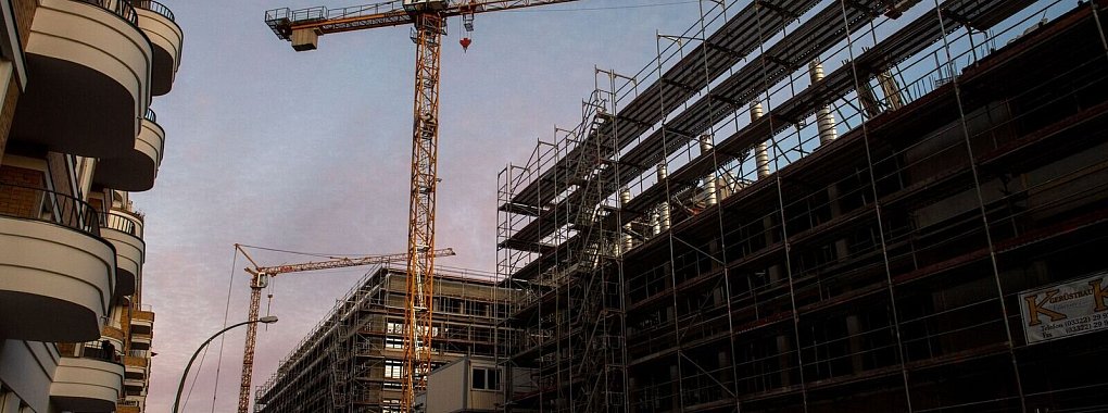 Mit einem geschlossenen Immobilienfonds in nur eines oder wenige Bauprojekte investieren? Experten halten das für äußerst riskant. - © Zacharie Scheurer/dpa-tmn