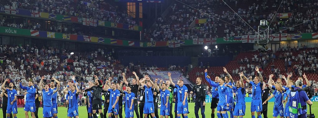 Die Slowenen feierten ihr überraschendes Weiterkommen wie einen Titel. - © Rolf Vennenbernd/dpa