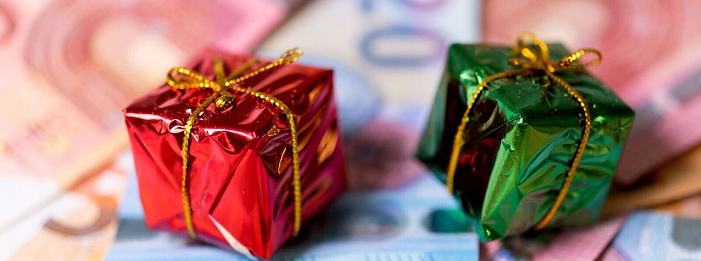 Nicht alles einplanen: Knapp die Hälfte des Weihnachtsgeldes geht durch Steuern und Sozialabgaben weg. - © Monika Skolimowska/dpa/dpa-tmn