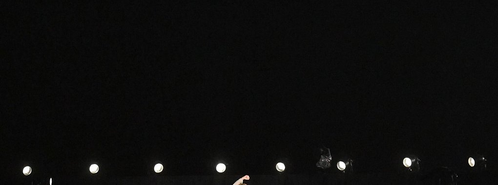 Mit «L'Hymne à l'amour» der französischen Chansons-Ikone Édith Piaf rührte Dion das Publikum in Paris zu Tränen. - © Sven Hoppe/dpa