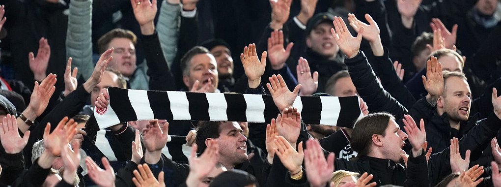 Am Rande des Bundesligaspiels von Eintracht Frankfurt gegen Holstein Kiel sind zwei Fans der Hessen schwer verletzt worden. - © Giuseppe Maffia/dpa