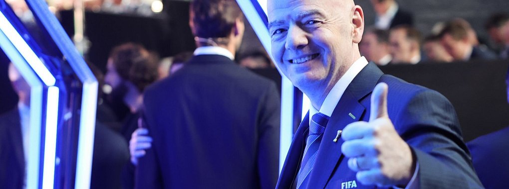 FIFA-Präsident Gianni Infantino kürt den Weltfußballer. - © Christian Charisius/dpa