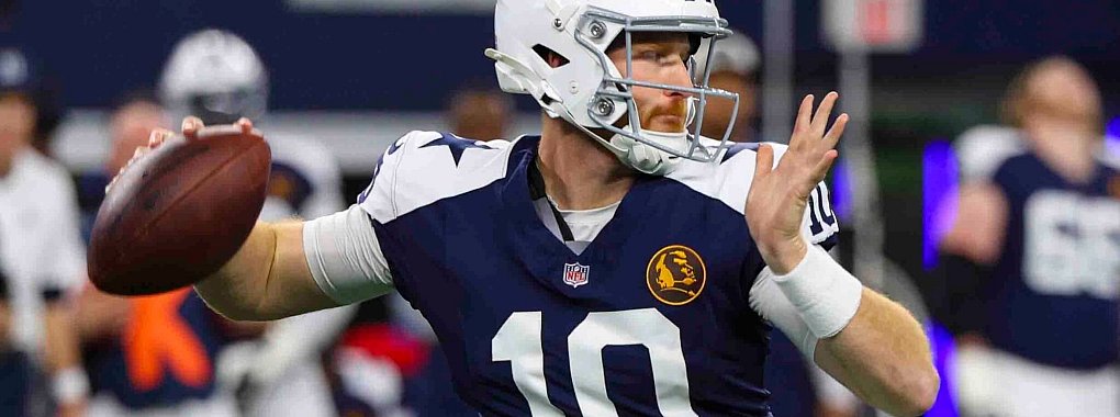 Cowboys-Quarterback Cooper Rush warf gegen die Giants einen Touchdown-Pass. - © Richard Roriguez/AP/dpa