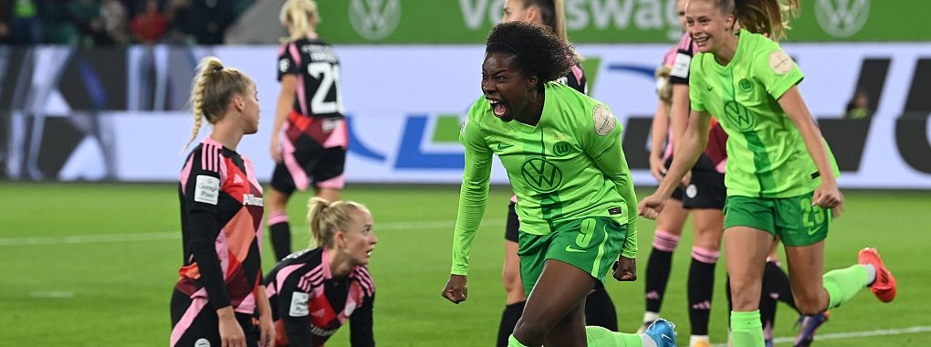 Wolfsburgs Lineth Beerensteyn bejubelt ihr Tor zum 2:0-Endstand. - © Swen Pförtner/dpa