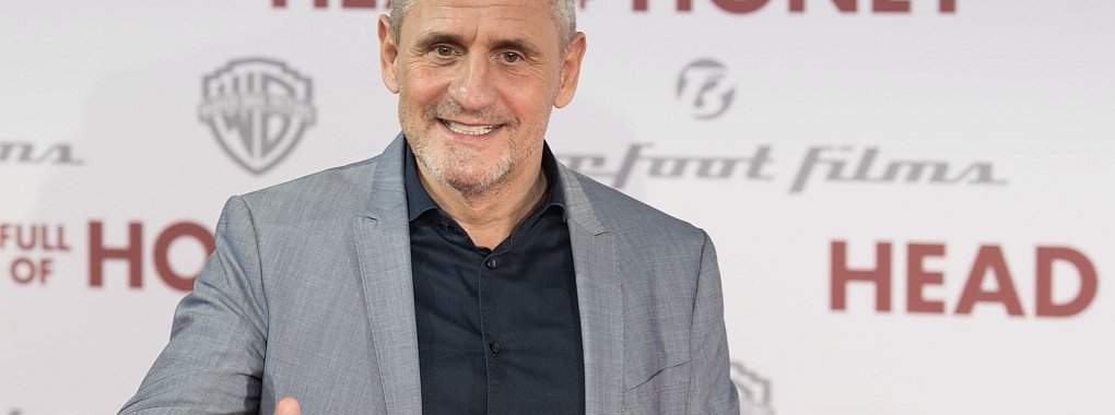 Schauspieler Tim Wilde kann über sich selbst lachen. (Archivbild) - © Jörg Carstensen/dpa