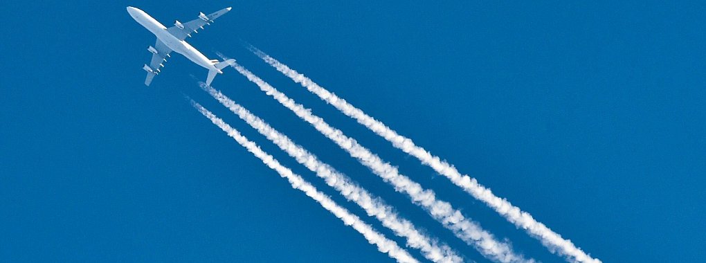 Klingt gut, ist es aber nicht immer: Flug-Flatrates und Reise-Abos können versteckte Kostenfallen sein. - © Patrick Pleul/dpa/dpa-tmn