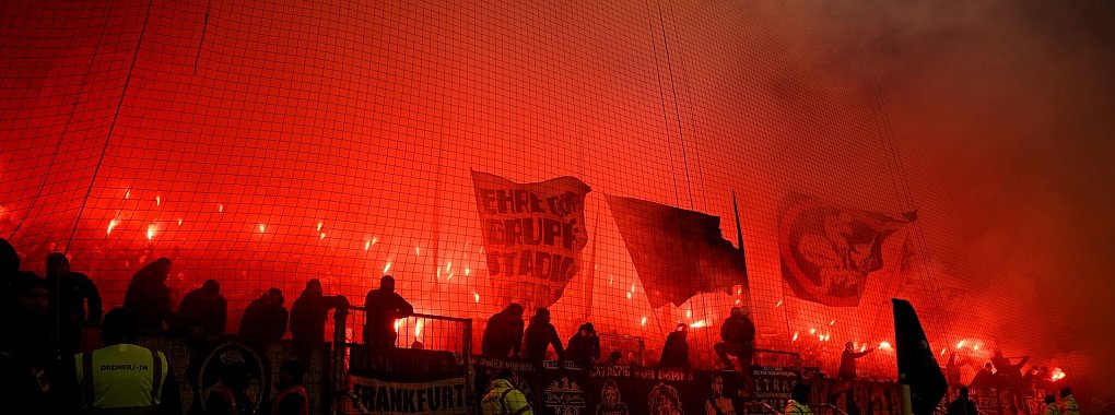 Ein Banner im Block der Frankfurt-Fans beim Spiel in St. Pauli löst Kritik von beiden Clubs aus. - © Gregor Fischer/dpa