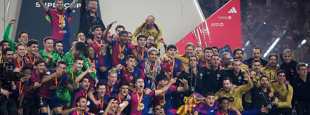 Der FC Barcelona jubelt nach einer Gala-Vorstellung in der Supercopa gegen Erzrivale Real Madrid. - © Altaf Qadri/AP/dpa
