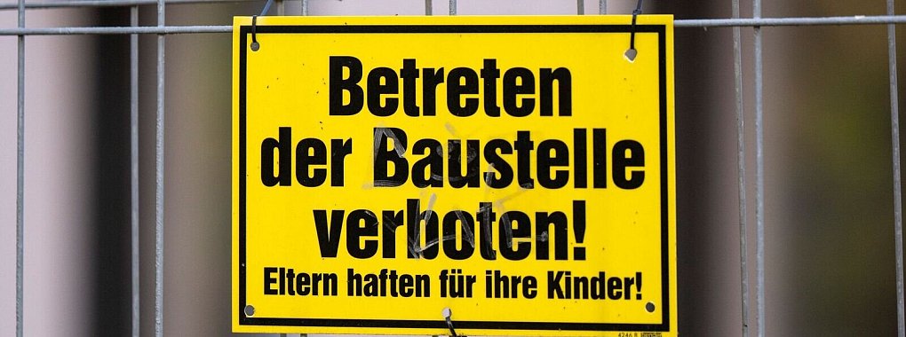 An Baustellen, Spielpl&auml;tzen und Privatgrundst&uuml;cken h&auml;ufig zu lesen: &laquo;Eltern haften f&uuml;r ihre Kinder.&raquo; Rechtlich entfaltet das keine Wirkung. - &copy; Monika Skolimowska/dpa/dpa-tmn