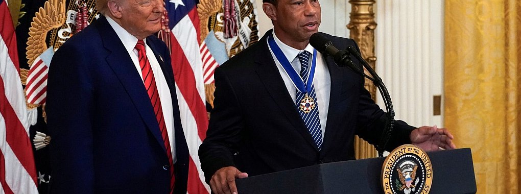 Trump (l.) und Woods gingen im Anschluss an das Gespräch zu einem anderen Thema vor die Presse. - © Uncredited/Pool/AP/dpa