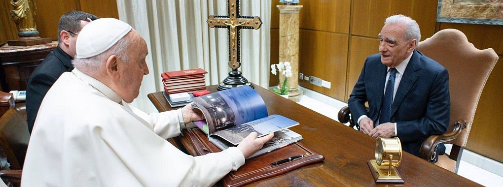 Papst Franziskus (l) empf&auml;ngt den US-amerikanischen Regisseur Martin Scorsese zu einer Audienz. - &copy; Vatican Media/dpa