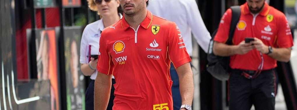 Ferrari-Pilot Carlos Sainz f&auml;llt mit einer Blinddarmentz&uuml;ndung aus. - &copy; Darko Bandic/AP/dpa