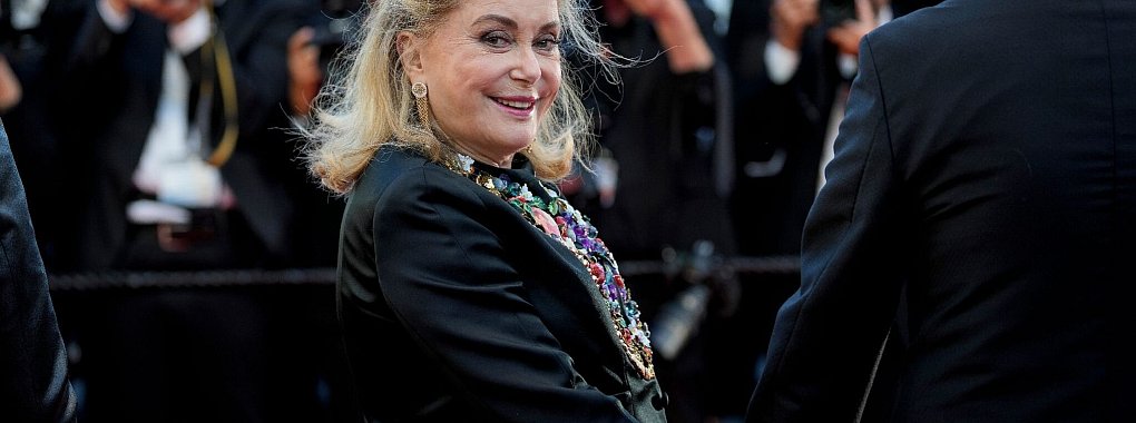 Catherine Deneuve bei der Premiere des Films "Marcello Mio" in Cannes. - &copy; Andreea Alexandru/Invision/AP