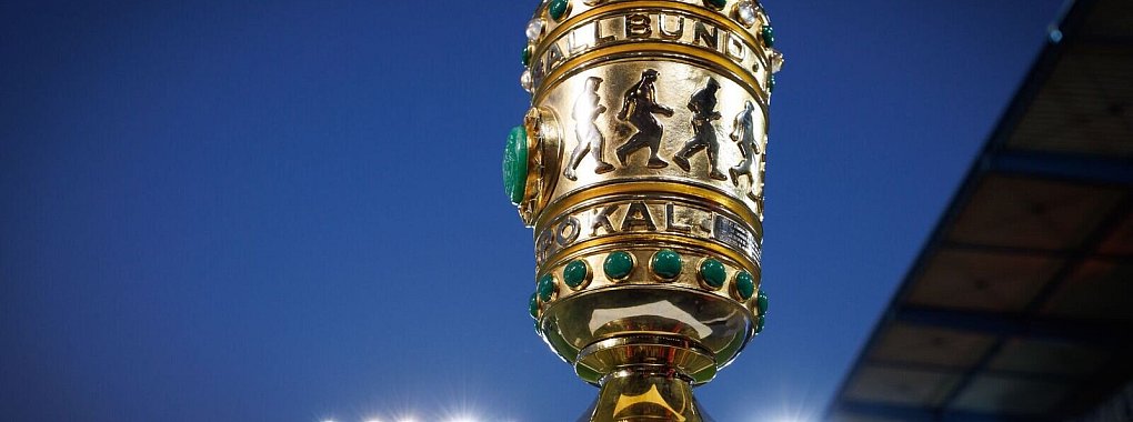 Um diesen Pokal geht es im großen Endspiel von Berlin. - © Friso Gentsch/dpa