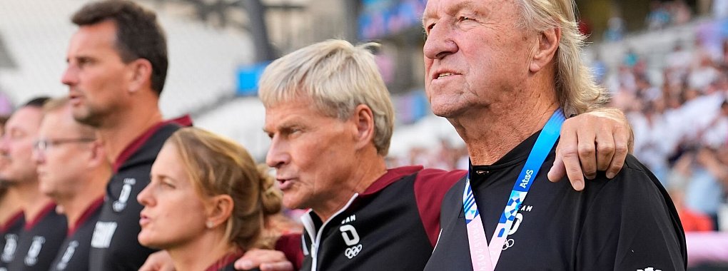 Horst Hrubsch und sein Trainerteam: Medaille winkt - &copy; Julio Cortez/AP/dpa
