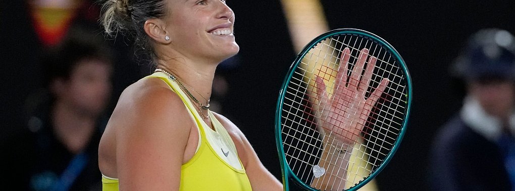 Aryna Sabalenka greift bei den Australian Open nach ihrem dritten Titel in Folge - © Manish Swarup/AP/dpa
