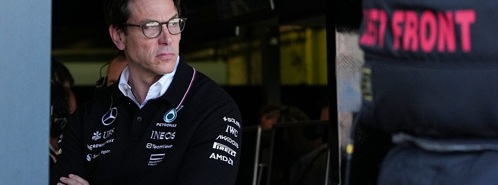 Mercedes-Teamchef Toto Wolff lässt sich die Kritik vom Formel-1-Rivalen Red Bull nicht gefallen. - © Asanka Brendon Ratnayake/AP/dpa