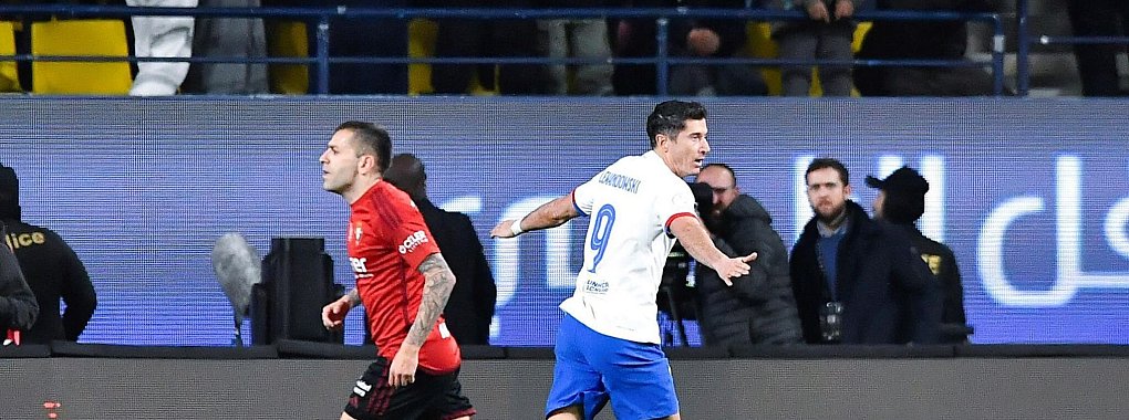 Brachte Barcelona gegen Osasuna in F&uuml;hrung: Robert Lewandowski (r). - &copy; Mosaalkathami/Saudi Press Agency/dpa