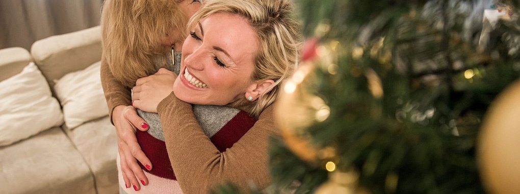 Viel wichtiger als Geschenke ist den meisten Menschen am Weihnachtsfest das Zusammenkommen mit den Liebsten. - © Christin Klose/dpa-tmn