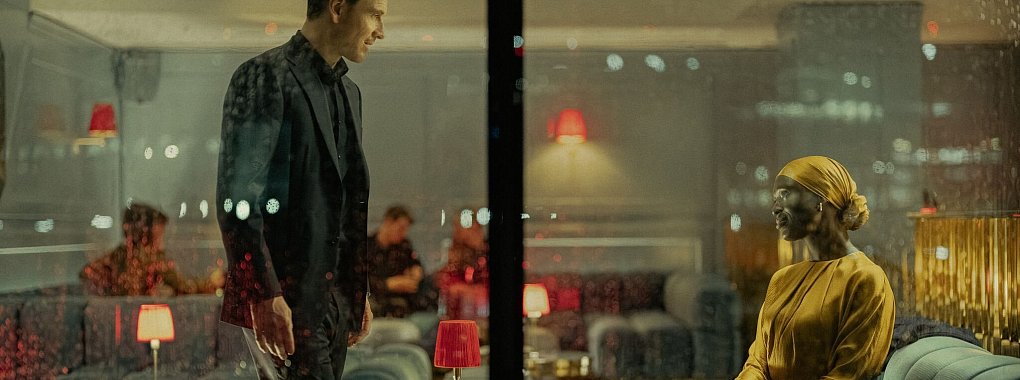 Michael Fassbender und Jodie Turner-Smith in einer Szene aus der Serie «The Agency». - © -/Paramount/dpa