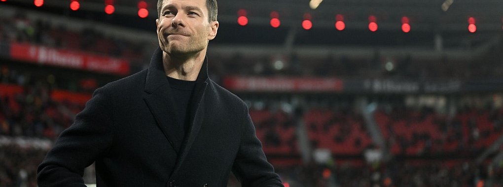 Trainer Xabi Alonso stellte mit Bayer Leverkusen einen Rekord auf. - © Marius Becker/dpa