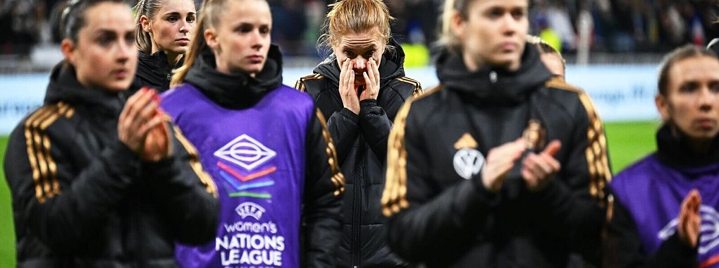 Die deutschen Fu&szlig;ballerinnen waren nach der Niederlage in Frankreich schwer entt&auml;uscht. - &copy; Sebastian Christoph Gollnow/dpa