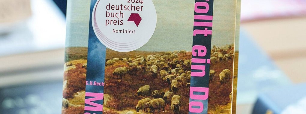 «Von Norden rollt ein Donner» von Markus Thielemann ist für den Deutschen Buchpreis nominiert. (Archivbild) - © Andreas Arnold/dpa