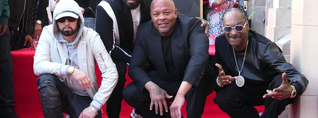 Eminem (l-r), 50 Cent, Dr. Dre und Snoop Dogg nehmen an der Zeremonie teil, bei der Dr. Dre mit einem Stern auf dem Hollywood Walk of Fame geehrt wird. - &copy; Jordan Strauss/Invision/AP/dpa