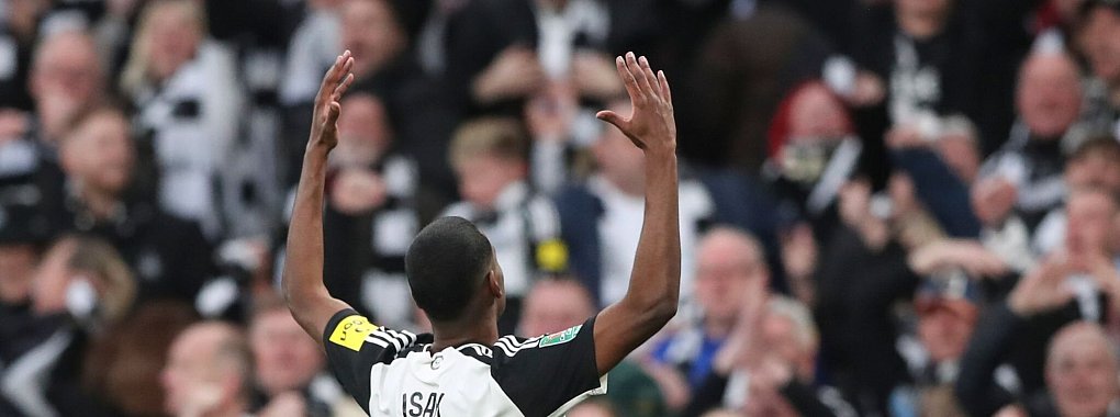 Der ehemalige Dortmunder Alexander Isak bescherte Newcastle United den ersten nationalen Titel seit 70 Jahren. - © Scott Heppell/AP/dpa