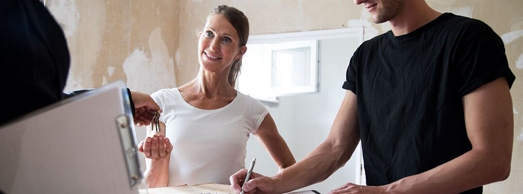 &Uuml;bergabeprotokoll vorliegen? Dann sollten Sie das nicht nur unterzeichnen, sondern auch genau pr&uuml;fen, was darin steht - und gegebenenfalls nachbessern lassen. - &copy; Christin Klose/dpa-tmn