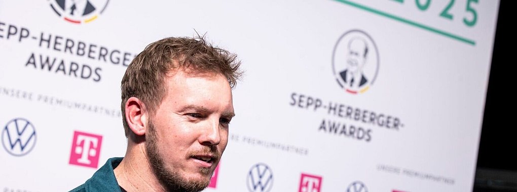 Bundestrainer Julian Nagelsmann bei der Verleihung der Sepp-Herberger-Awards. - © Michael Matthey/dpa