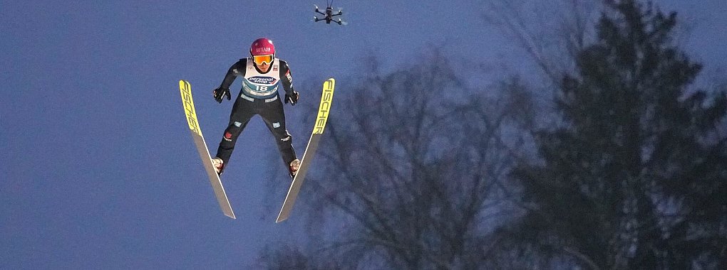 Die Skispringer werden bei der Vierschanzentournee von Drohnen aufgezeichnet, wie hier in der Qualifikation beim deutschen Athleten Felix Hoffmann. - © Matthias Schrader/AP/dpa