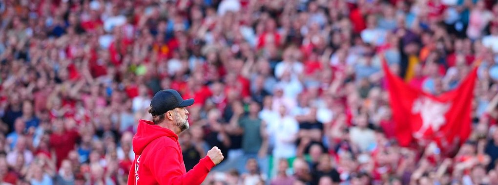 Liverpools Trainer J&uuml;rgen Klopp verabschiedet sich von den Fans nach dem Spiel. - &copy; Jon Super/AP
