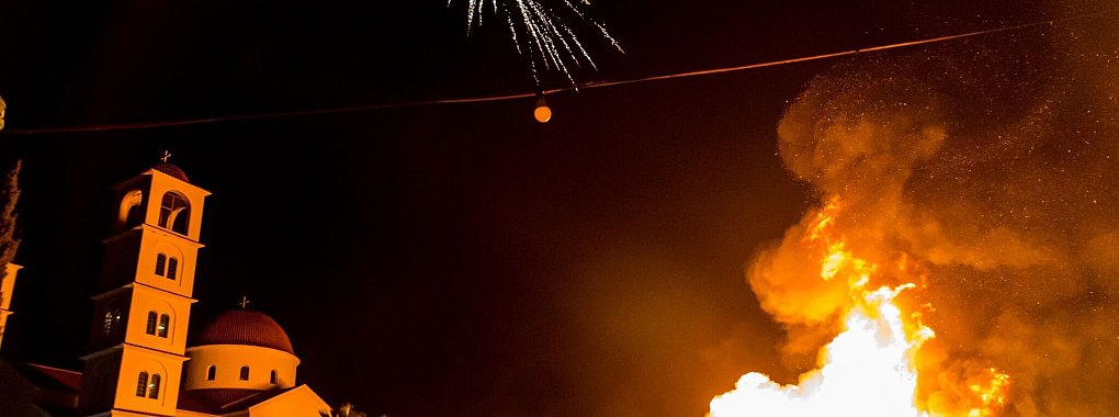 Mit Feuerwerk und Feuer wird auf Zypern Ostern gefeiert. (Archivbild) - © Kostas Pikoulas/ZUMA Press Wire/dpa