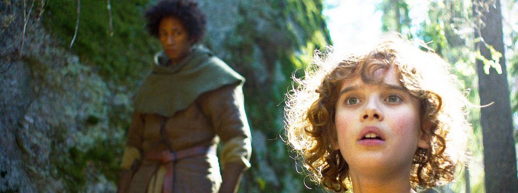 Ronja (Kerstin Linden) lässt sich von dem Bandenmitglied Tjegge (Lancelot Ncube) an eine entlegene Stelle im Wald locken . - © Viaplay Group AB/Filmlance International AB/Film i Väst AB and Ahil UAB/ARD Degeto Film/Audrius Solominas/dpa