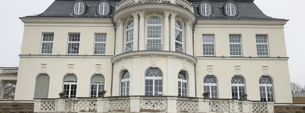 Die neubarocke Fassade der Villa Dürkopp an der Obernbergstraße. Der erste Hausherr, der Bielefelder Großindustrielle Nikolaus Dürkopp, sollte nur kurz Freude an seinem Altersruhesitz haben. Er verstarb ein Jahr nach der Fertigstellung 1918. - © Thomas Reineke(LZ)
