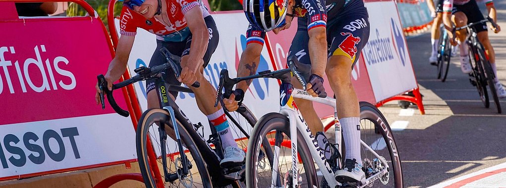 Für Primoz Roglic (r) läuft die Spanien-Rundfahrt nicht ideal. - © Roth/dpa