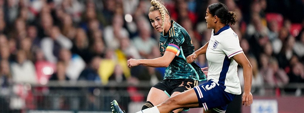 Kapitänin Giulia Gwinn trifft in dieser Szene zum zwischenzeitlichen 2:0. - © Zac Goodwin/PA Wire/dpa
