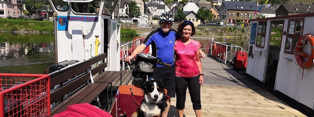 Renate Krüver-Weskamp, ihr Mann Leopold Weskamp und Hündin "Lara" sind auf großer Reise. - © Privat