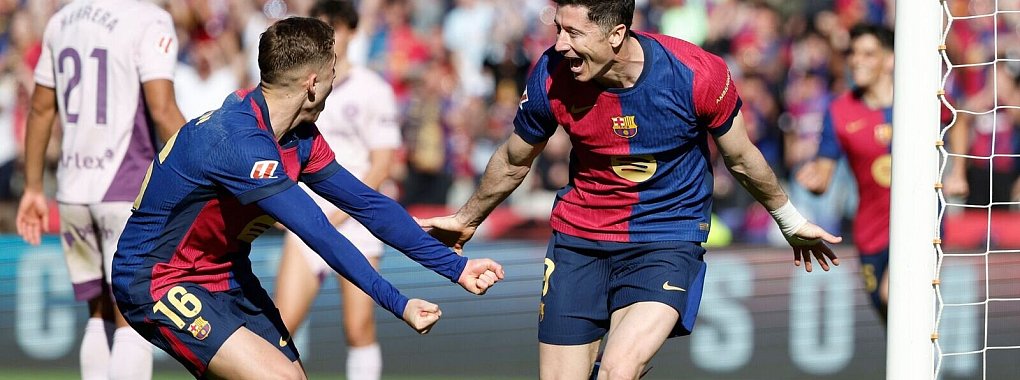 Robert Lewandowski (r) feiert einen Doppelpack. - © Joan Monfort/AP/dpa