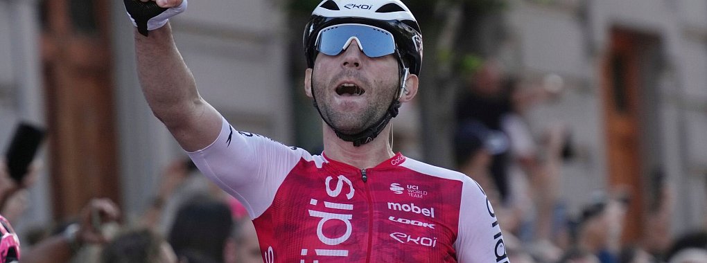 Benjamin Thomas jubelt &uuml;ber seinen Sieg bei der f&uuml;nften Giro-Etappe. - &copy; Gian Mattia D\\\'Alberto/LaPresse/AP/dpa